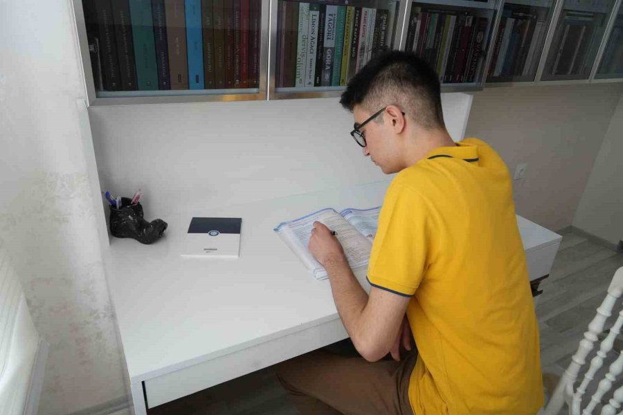 Telefonu Bıraktı, Planlı Çalıştı: Yks’de Derece Elde Etti