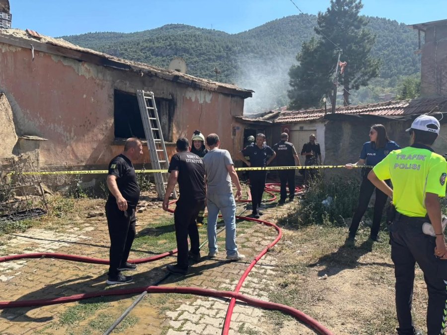 Müstakil Evde Çıkan Yangında 1 Kişi Hayatını Kaybetti