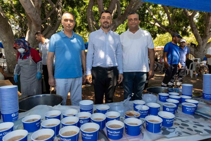 Manavgat’ta Vatandaşlara Aşure İkram Edildi