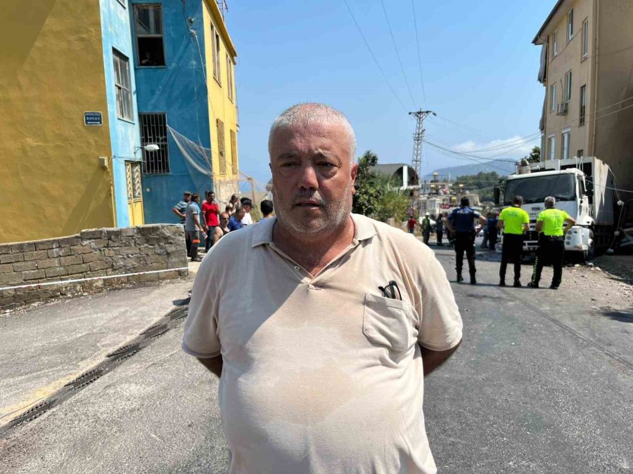 Antalya’da Freni Boşalan Çöp Kamyonu 2 Aracı Ezdi