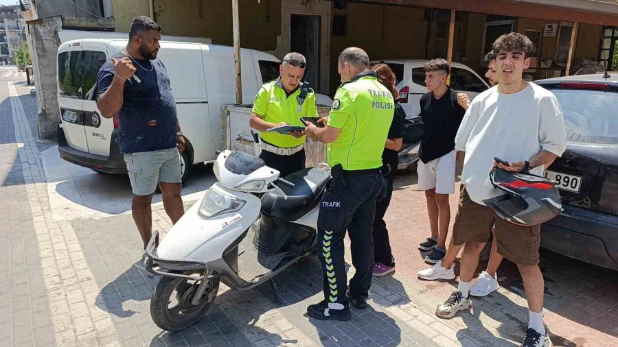 Annesinin Elini Bırakıp Yola Fırlayan Küçük Çocuğa Motosiklet Çarptı