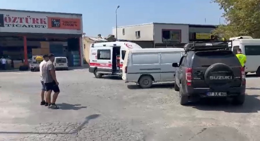 Manavgat’ta İki Otomobilin Çarpıştığı Anlar Kamerada