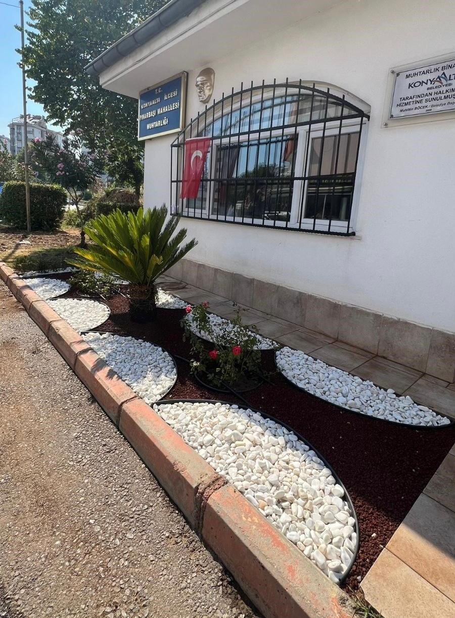 Konyaaltı’nda Muhtarlık Binaları Çiçeklendiriliyor