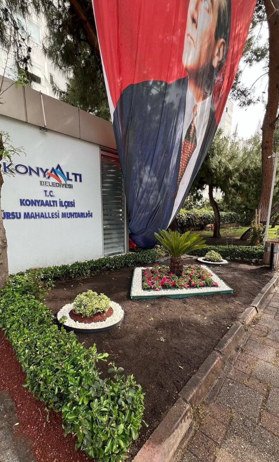 Konyaaltı’nda Muhtarlık Binaları Çiçeklendiriliyor