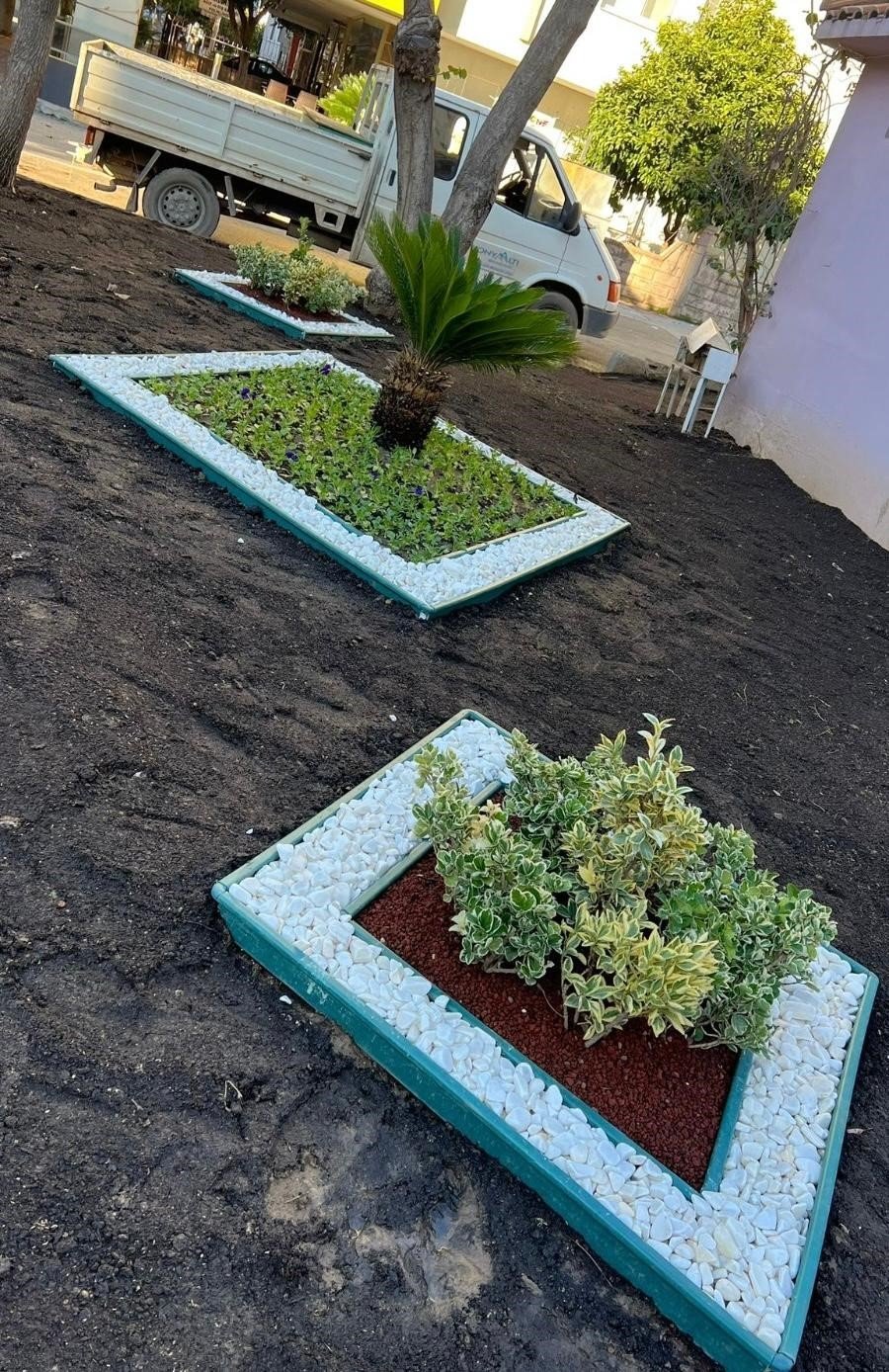 Konyaaltı’nda Muhtarlık Binaları Çiçeklendiriliyor