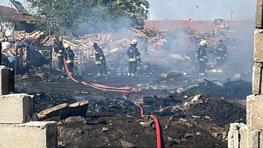 Konya’da İş Yerinde Çıkan Yangın Bahçedeki Tahta Paletlere Sıçradı