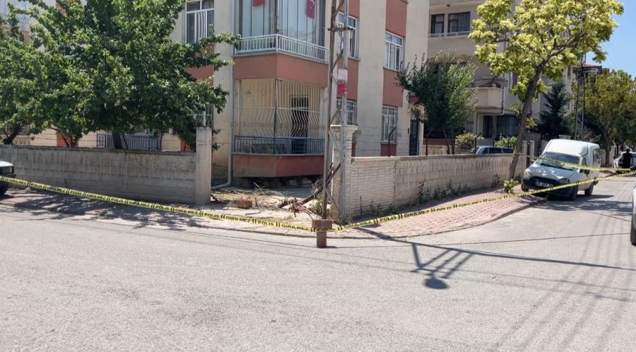 Boşanma Aşamasındaki Eşini Bıçakladı