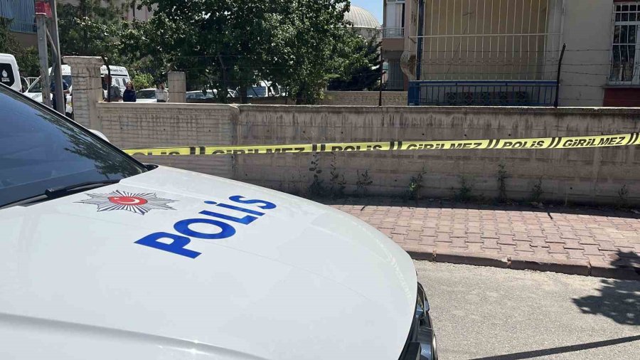 Boşanma Aşamasındaki Eşini Bıçakladı