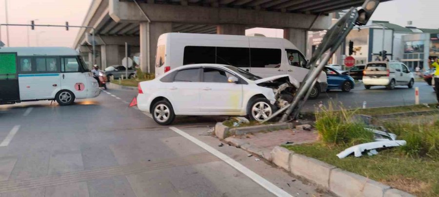 Manavgat’ta İki Otomobil Kavşakta Çarpıştı: 1 Yaralı