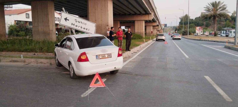Manavgat’ta İki Otomobil Kavşakta Çarpıştı: 1 Yaralı