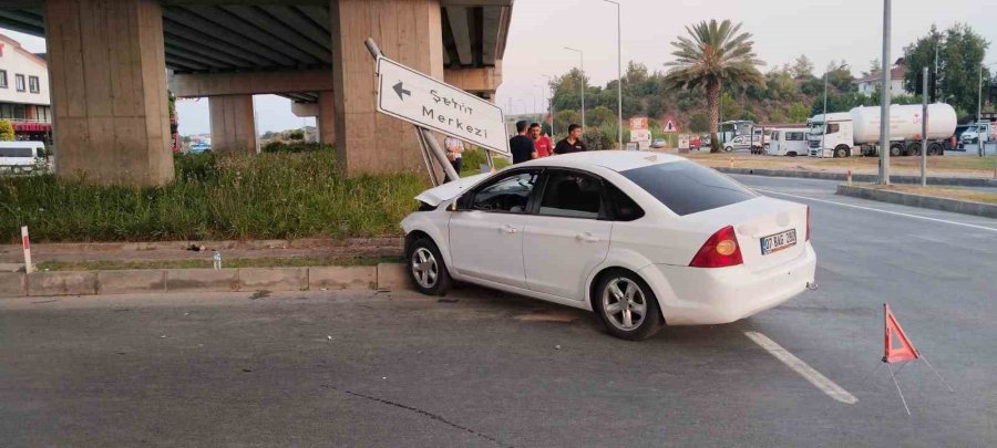 Manavgat’ta İki Otomobil Kavşakta Çarpıştı: 1 Yaralı