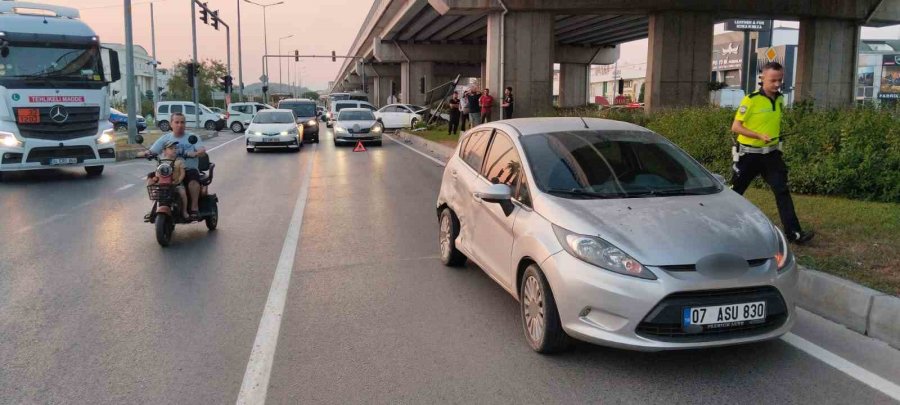Manavgat’ta İki Otomobil Kavşakta Çarpıştı: 1 Yaralı
