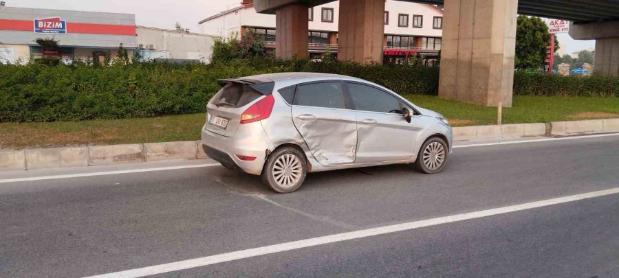 Manavgat’ta İki Otomobil Kavşakta Çarpıştı: 1 Yaralı