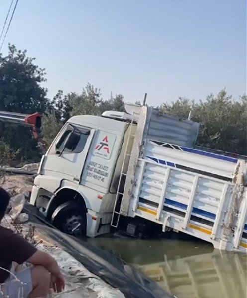 Mersin’de Freni Patlayan Kamyon Sulama Havuzuna Düştü