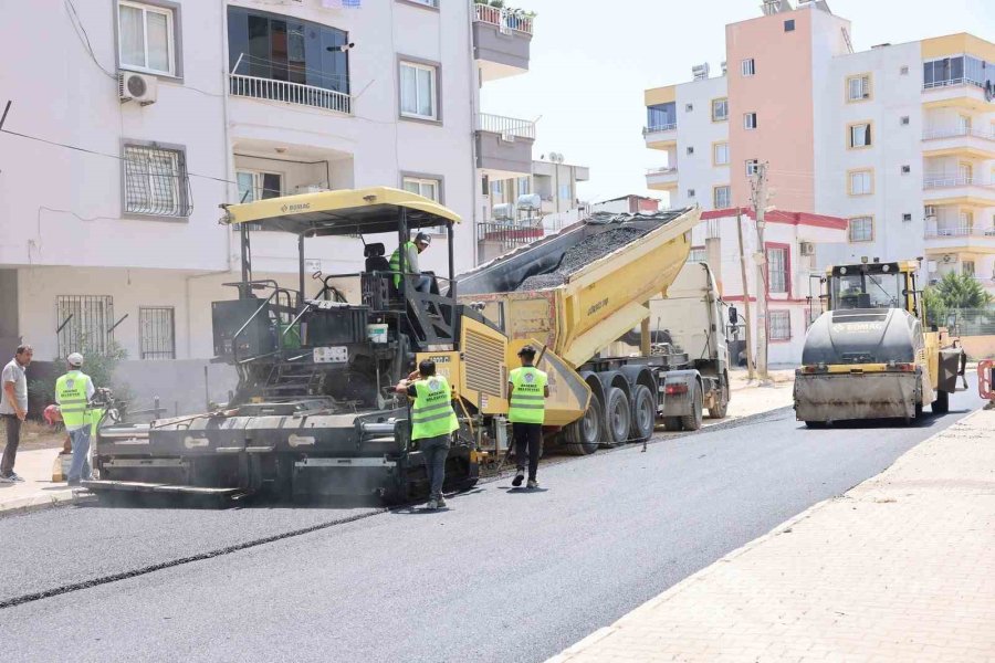 Akdeniz’de Sokaklar Sıcak Asfaltla Yenileniyor