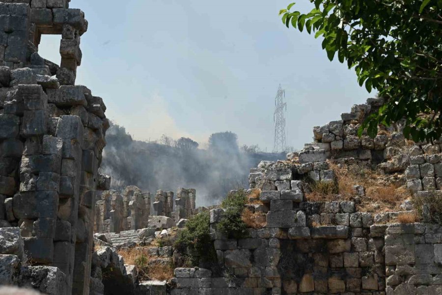 Antalya Valiliği Açıkladı: 3 İlçede Yangın Kontrol Altında, Gazipaşa’da Müdahale Sürüyor