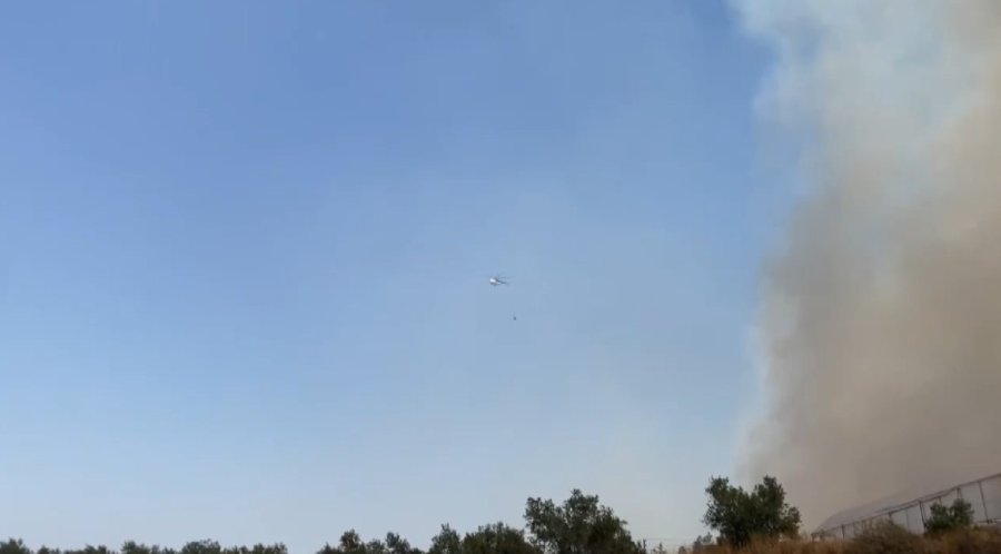 Antalya’da Alevlerin Yaklaştığı Mahallede Vatandaşlar Hortumlarla Nöbette