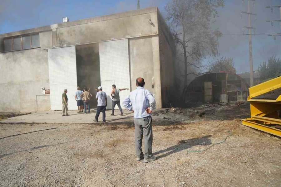 Antalya’da Bir Ev Ve Depo Alevlerin Arasında Kaldı