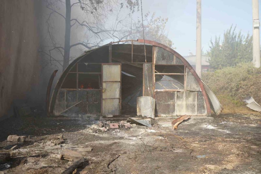 Antalya’da Bir Ev Ve Depo Alevlerin Arasında Kaldı