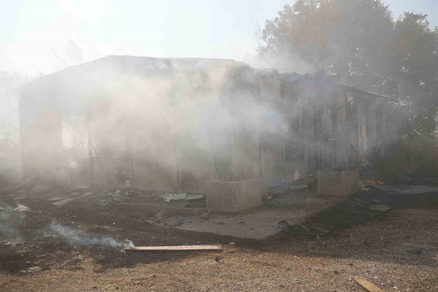 Antalya’da Bir Ev Ve Depo Alevlerin Arasında Kaldı