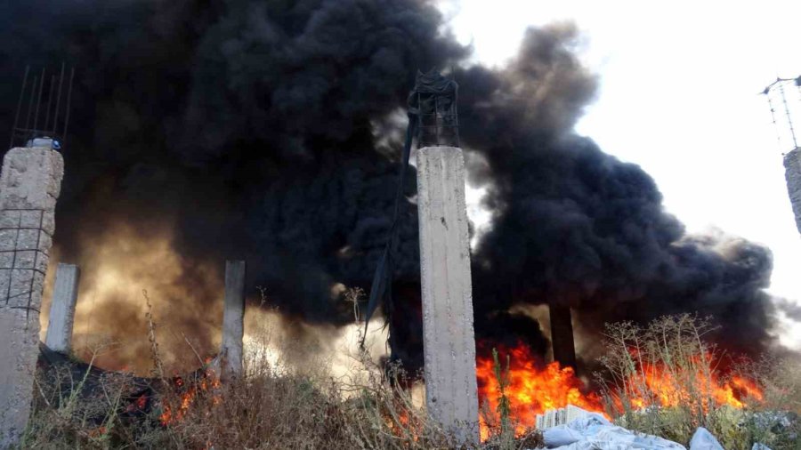 Antalya’da Bir Ev Ve Depo Alevlerin Arasında Kaldı