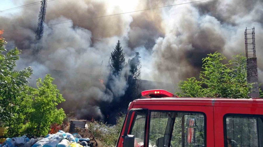 Antalya’da Bir Ev Ve Depo Alevlerin Arasında Kaldı