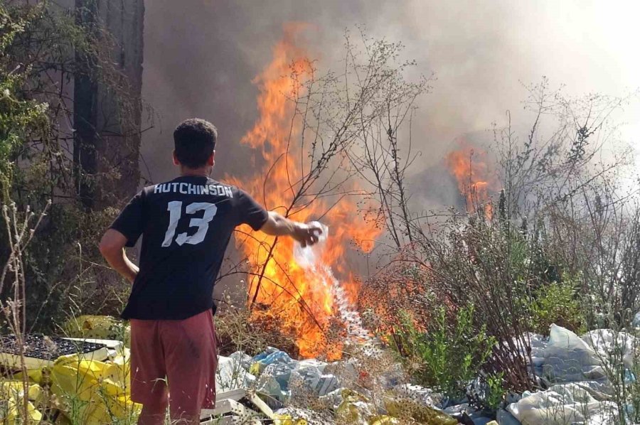 Antalya’da Bir Ev Ve Depo Alevlerin Arasında Kaldı