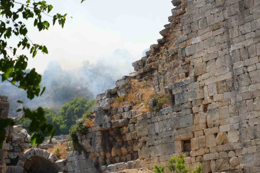 Vali Şahin: "yangınlar Şehir Merkezlerinde Ciddi Risk Oluşturdu"