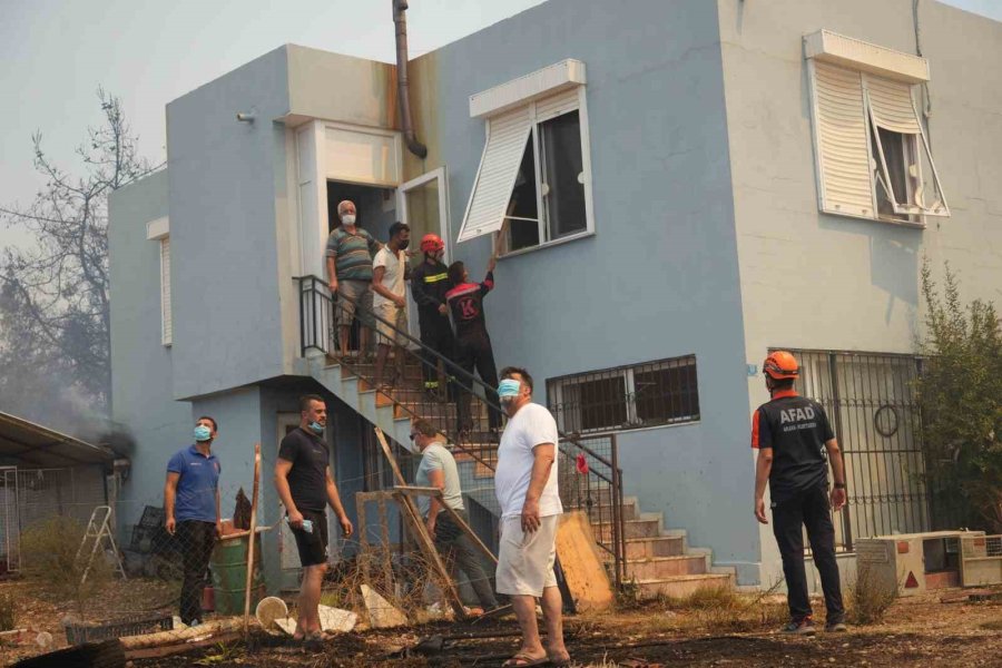 Vali Şahin: "yangınlar Şehir Merkezlerinde Ciddi Risk Oluşturdu"