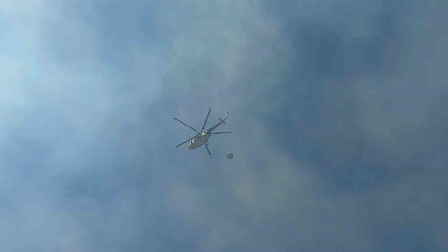 Yangın Turizm Yolunu Kapattı, Ekipler Ve Halk Alevlere Karşı Mücadele Ediyor