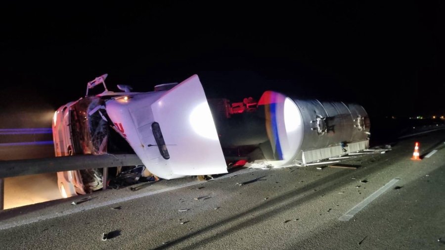 Bariyer Tıra Ok Gibi Saplandı: 1 Ölü