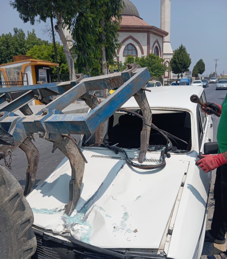 Tarsus’ta Otomobil Traktöre Arkadan Çarptı: 2 Yaralı