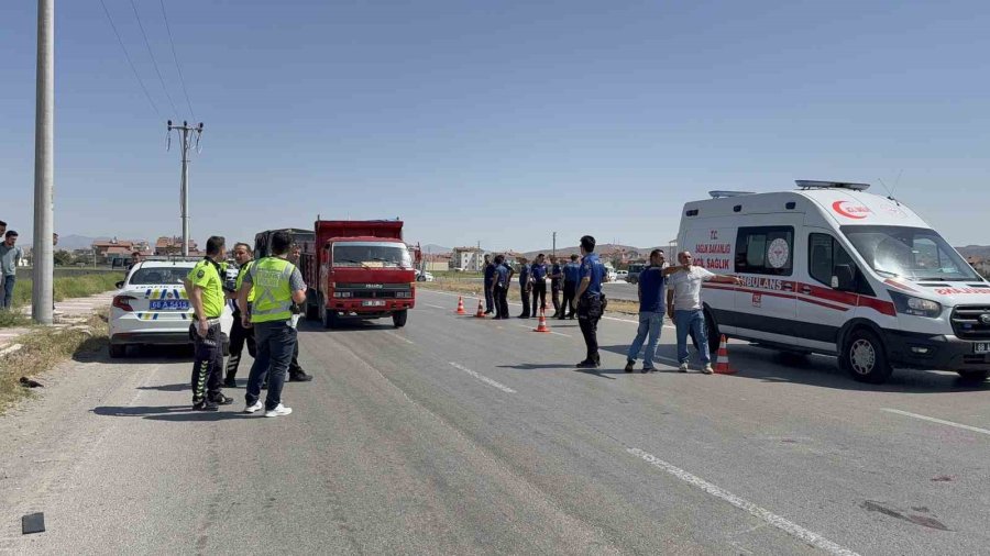 Dur İhtarına Uymayan Motosikletli Polise Çarptı