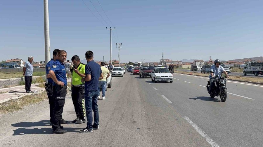 Dur İhtarına Uymayan Motosikletli Polise Çarptı