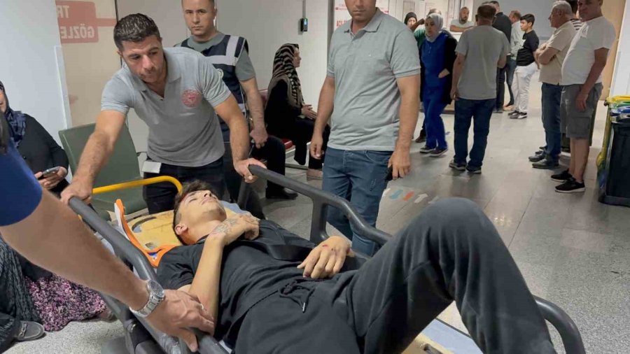 Dur İhtarına Uymayan Motosikletli Polise Çarptı