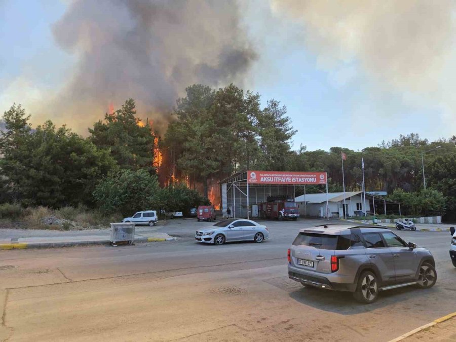 Antalya’da Ormanlık Alanda Yangın Paniği