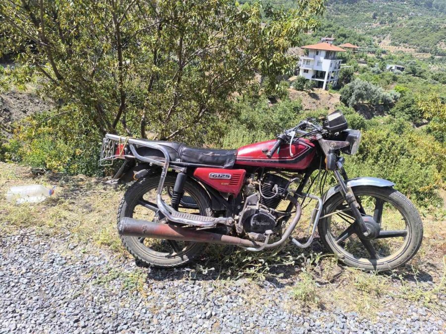 Gazipaşa’da Yangınla Mücadele Eden Vatandaş, Su Tankerinin Altında Kaldı