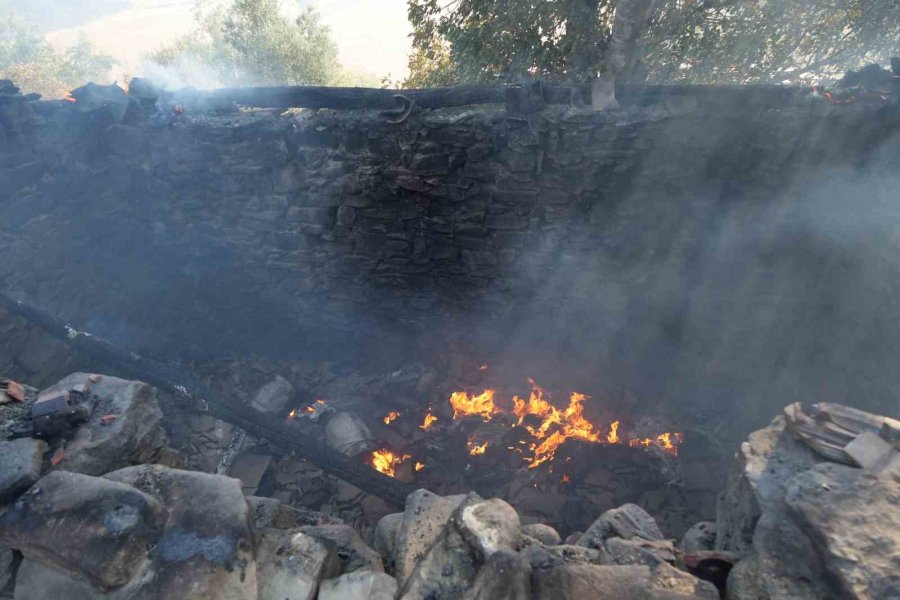 Serik’teki Orman Yangınında Evler Ve Ahırlar Yandı