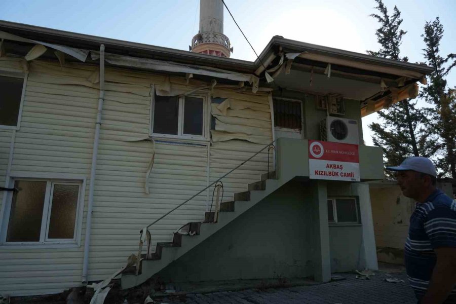 Serik’teki Orman Yangınında Evler Ve Ahırlar Yandı