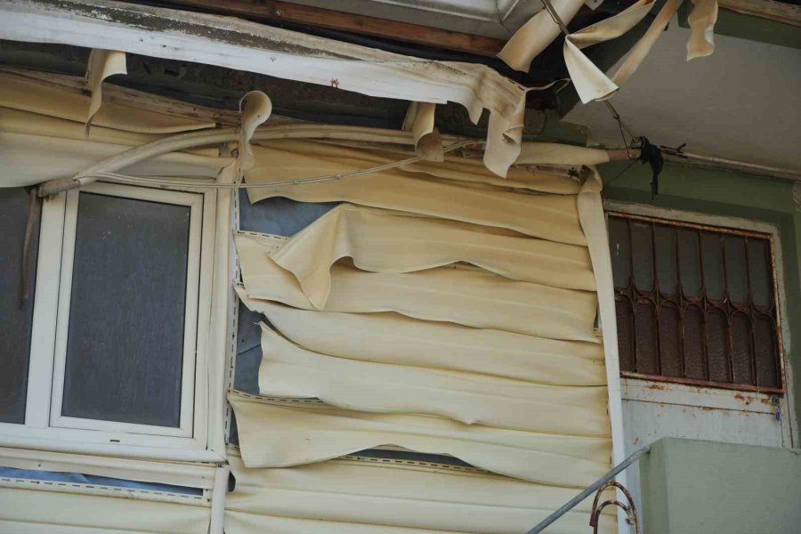 Serik’teki Orman Yangınında Evler Ve Ahırlar Yandı