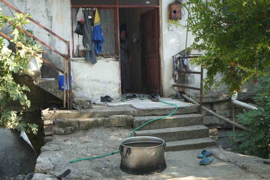 Serik’teki Orman Yangınında Evler Ve Ahırlar Yandı