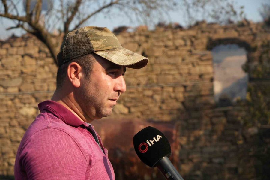 Serik’teki Orman Yangınında Evler Ve Ahırlar Yandı