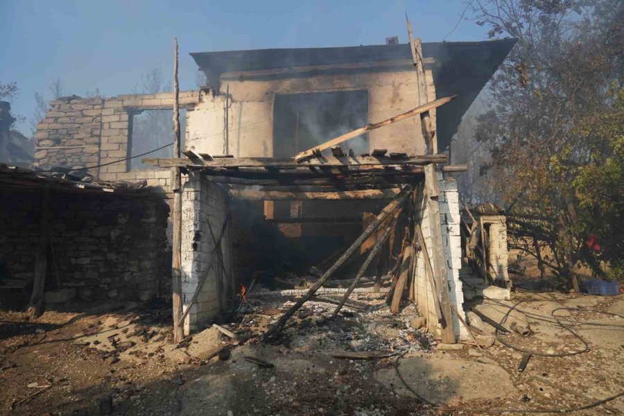 Serik’teki Orman Yangınında Evler Ve Ahırlar Yandı