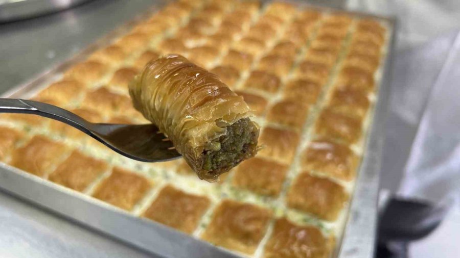 Hafifliğiyle Yaz Günlerinin Tercih Edilen Tatlısı: Soğuk Baklava