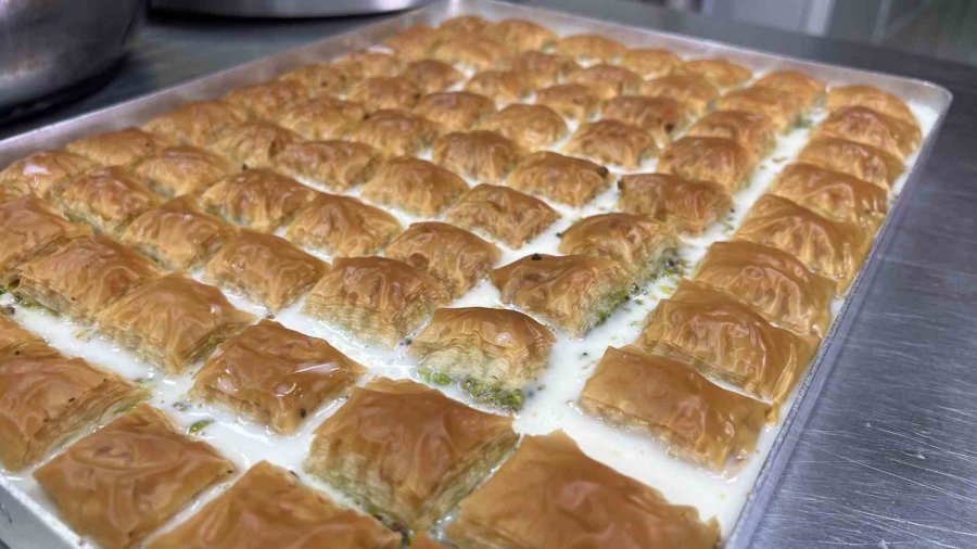 Hafifliğiyle Yaz Günlerinin Tercih Edilen Tatlısı: Soğuk Baklava