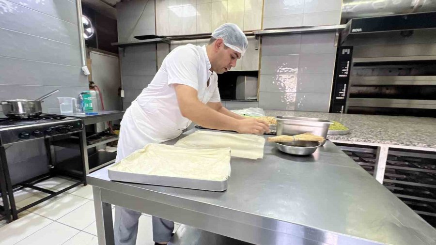 Hafifliğiyle Yaz Günlerinin Tercih Edilen Tatlısı: Soğuk Baklava