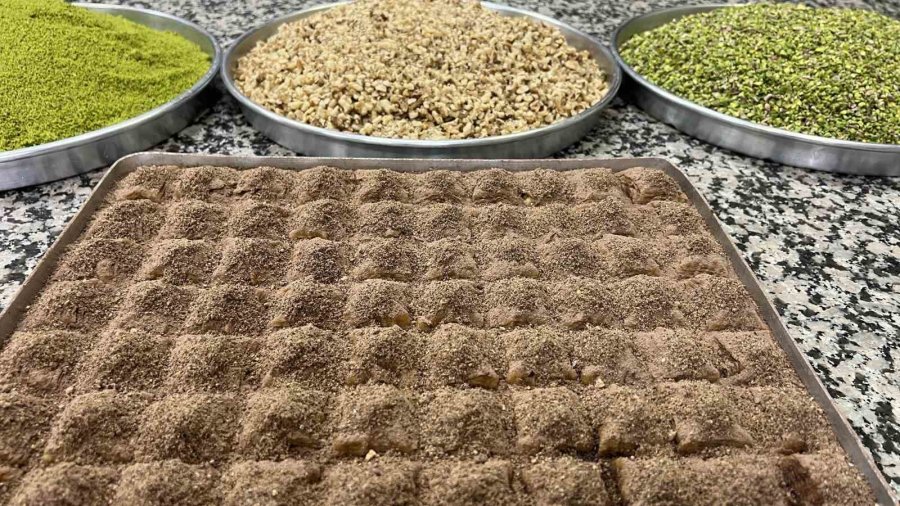 Hafifliğiyle Yaz Günlerinin Tercih Edilen Tatlısı: Soğuk Baklava