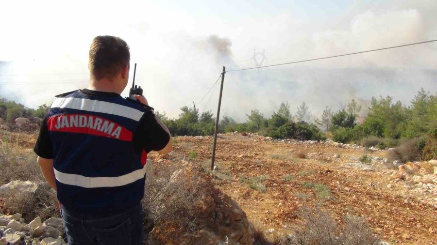 Mersin’deki Orman Yangınına 3 Helikopter Ve Arazözlerle Müdahale Ediliyor