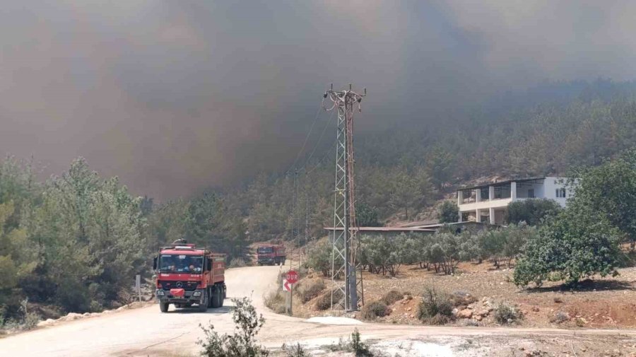 Vali Toros, Silifke’deki Yangın Söndürme Çalışmalarını Yakından Takip Etti