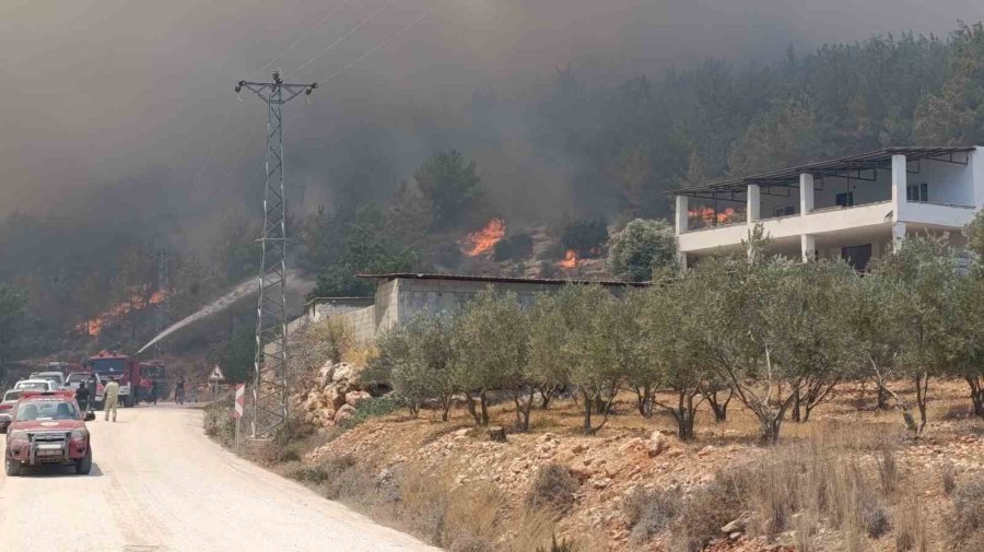 Vali Toros, Silifke’deki Yangın Söndürme Çalışmalarını Yakından Takip Etti